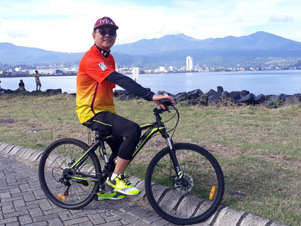 Hery Tambajong Jaga  Imum dengan  Bersepeda